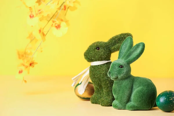 Green Easter Bunnies Eggs Yellow Background — Stock Photo, Image