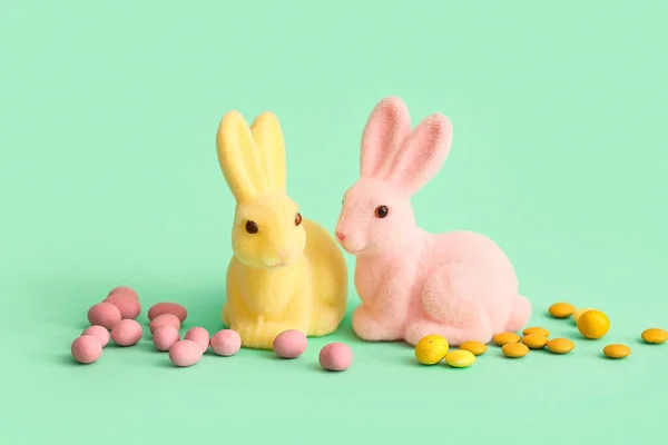 Lapins Pâques Bonbons Sur Fond Couleur — Photo