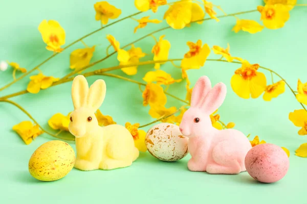 Cute Easter Króliczki Jajka Kwitnącej Gałęzi Tle Koloru — Zdjęcie stockowe