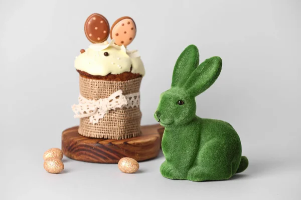 부활절 토끼와 배경의 맛있는 케이크 — 스톡 사진