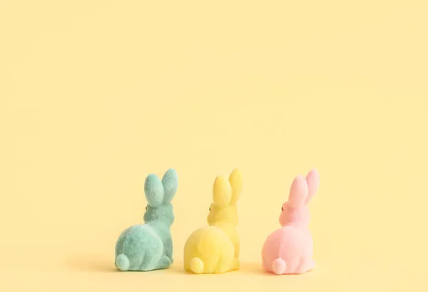 Три Пасхальных Кролика Цветном Фоне — стоковое фото