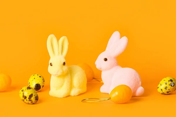 彩色背景的可爱复活节兔子和彩蛋 — 图库照片