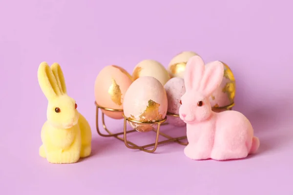 头戴复活节彩蛋 背戴紫丁香的兔子 — 图库照片