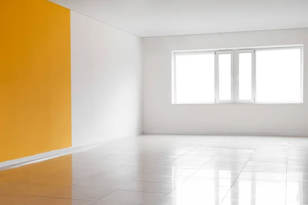 Blick Den Großen Leeren Raum Mit Fenster Gelben Und Weißen — Stockfoto