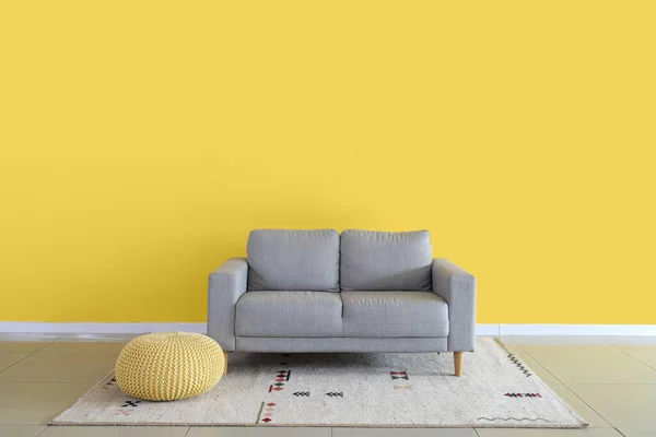 Grey Sofa Pouf Carpet Hanging Lamp Yellow Wall — Stock Photo, Image