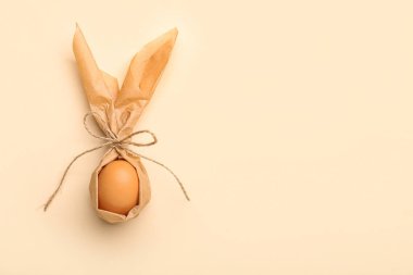 Sarı arka planda paketlenmiş Paskalya yumurtası