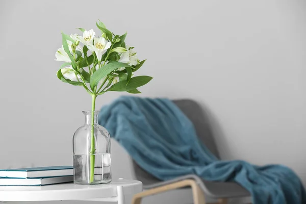 Vase Mit Blumen Und Büchern Auf Dem Tisch — Stockfoto