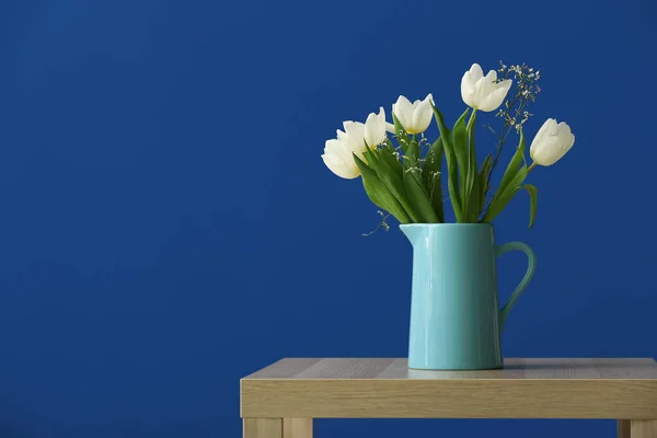 Krug Mit Tulpen Auf Tisch Neben Blauer Wand — Stockfoto