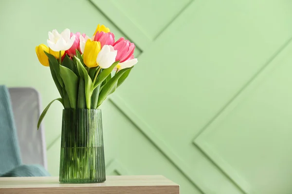 Vase Bouquet Tulips Table Green Wall — Stock Photo, Image