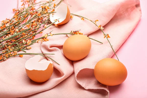 Великодні Яйця Серветка Квіти Рожевому Фоні — стокове фото