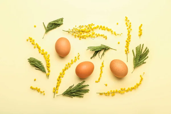 Uova Pasqua Foglie Fiori Mimosa Sfondo Giallo — Foto Stock