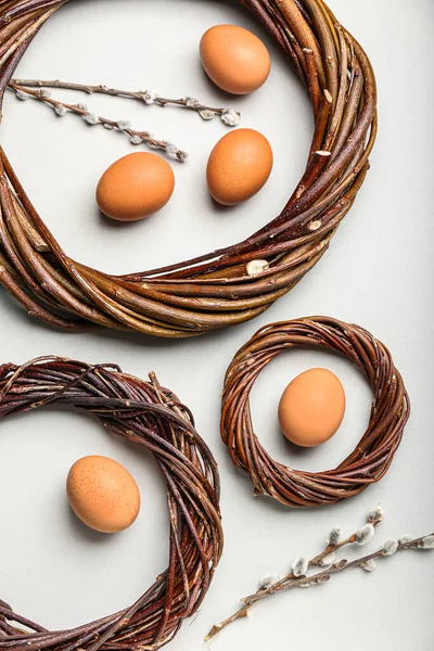 Nidi Con Uova Pasqua Rami Salice Sfondo Chiaro — Foto Stock