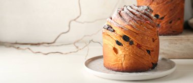 Açık arkaplanda leziz Paskalya pastası ve metin için boşluk