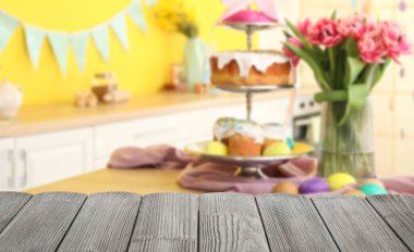 Paskalya kutlaması için mutfakta boş ahşap masa.