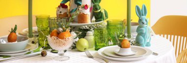 Paskalya kutlaması için servis edilen güzel yemek masası.