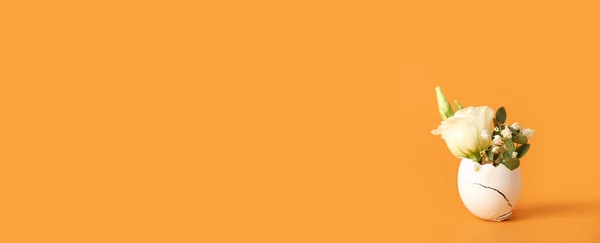 아름다운 오렌지 배경에 껍질에 텍스트를 아름다운 부활절 기념행사 — 스톡 사진