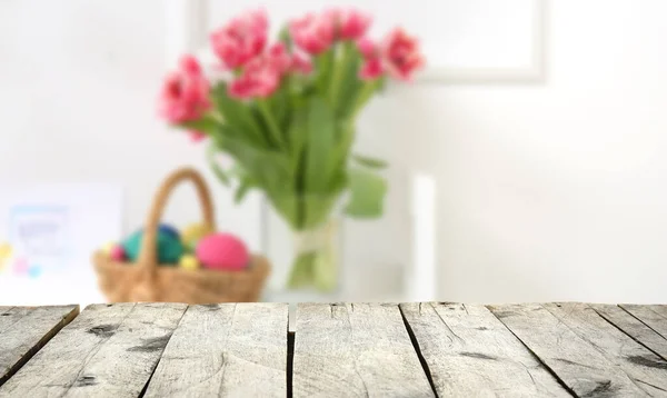 Lege Houten Tafel Kamer Ingericht Voor Pasen — Stockfoto