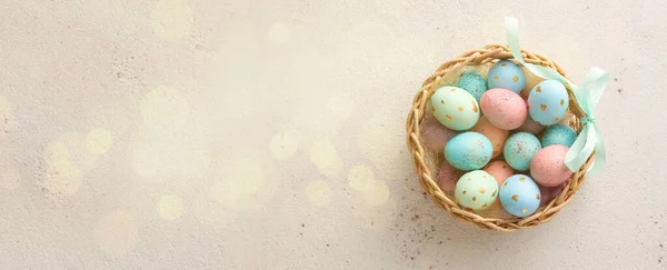 Açık Arkaplan Üzerine Boyanmış Paskalya Yumurtaları Metin Için Yeri Olan — Stok fotoğraf