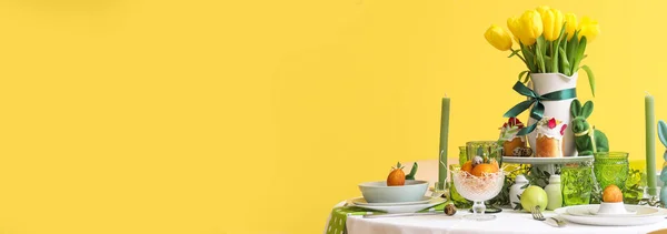 Gyönyörű Étkezőasztal Szolgált Húsvéti Ünneplés Sárga Alapon Helyet Szöveges — Stock Fotó