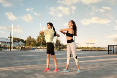 Dışarıda egzersiz yapan güzel kız kardeşler.