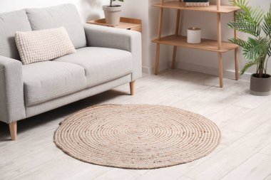 Moda hasır halı ve şatafatlı oturma odasının içindeki kanepe.