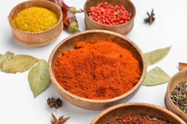 Beyaz arka planda aromatik baharatlı kaseler