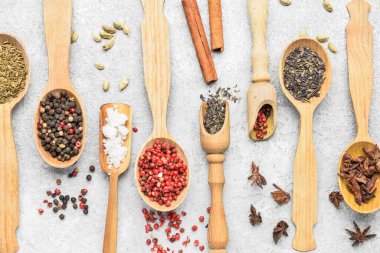 Hafif arkaplanda aromalı kaşıklar