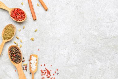 Hafif arkaplanda aromalı kaşıklar