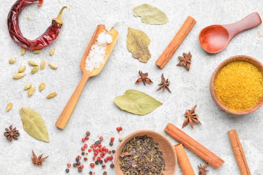 Hafif arkaplanda aromatik baharatlar dizisi