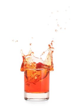 Beyaz arka planda izole edilmiş bir bardak Manhattan kokteyli.