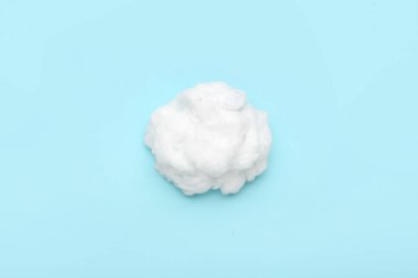 Mavi arkaplanda yumuşak pamuk