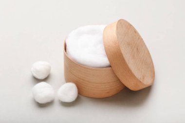 Beyaz arka planda yumuşak pamuklu ahşap kutu