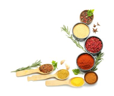 Beyaz arkaplanda izole edilmiş baharat ve bitkilerle kompozisyon