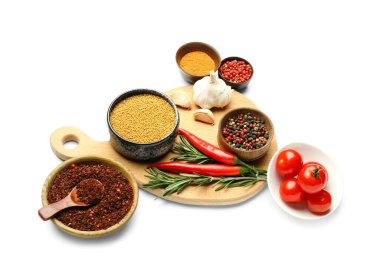 Beyaz arka planda baharat ve sebzeli kompozisyon