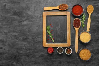 Koyu arkaplanda karatahta ve aromatik baharatlarla kompozisyon