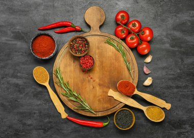 Esmer arka planda aromatik baharatlar ve sebzelerle kompozisyon