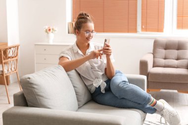 genç ve güzel kadın evde cep telefonunuzun