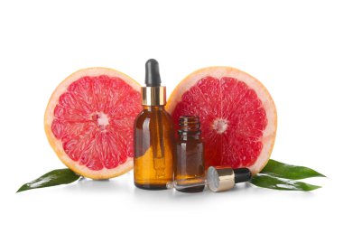 Beyaz arka planda gerekli yağ ve olgun greyfurt şişeleri