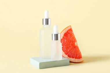 Renkli arka planda greyfurt esaslı şişeler