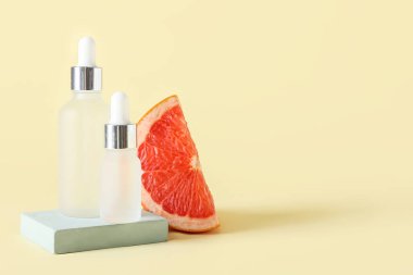 Renkli arka planda greyfurt esaslı şişeler