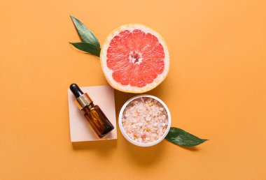 Gerekli yağ, deniz tuzu ve arkaplanda greyfurt olan kompozisyon