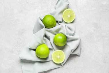 Olgun bergamot meyveleri ve hafif arka planda peçeteli kompozisyon