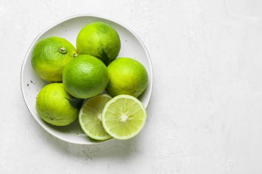 Bir kase olgun bergamot meyvesi