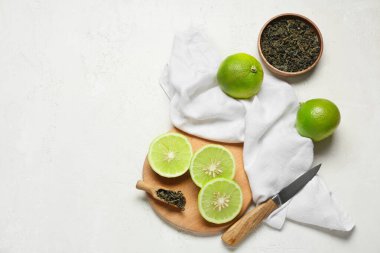 Olgun bergamot meyveleri, kurutulmuş çay yaprakları ve açık arkaplanda bıçakla kompozisyon