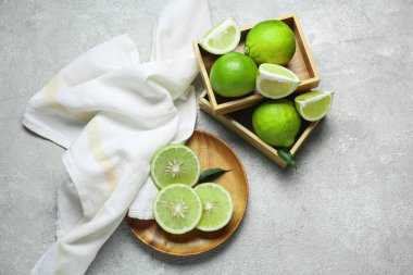 Hafif arkaplanda sulu bergamot meyveleriyle kompozisyon