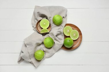 Açık ahşap zemin üzerinde olgun bergamot meyveleri olan kompozisyon