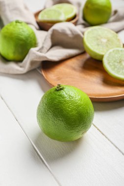 Hafif ahşap zemin üzerinde olgun bergamot meyvesi