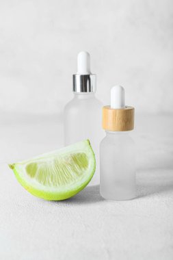 Işık arka planında bir şişe bergamot yağı