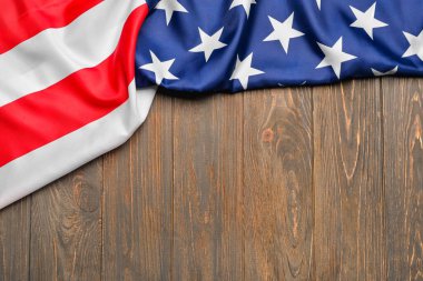 Tahta zemin üzerinde ABD bayrağı ve metin için boşluk