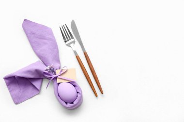 Paskalya kutlaması için şık masa ayarları ve beyaz arkaplanda boş etiket